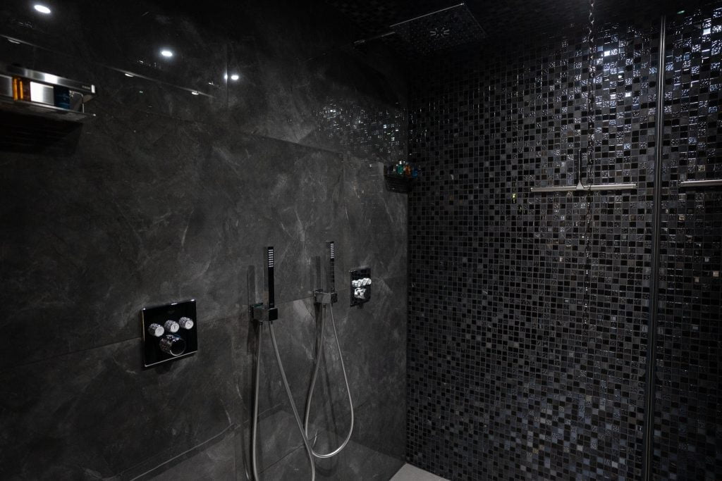De regen- & stortdouche in onze spa